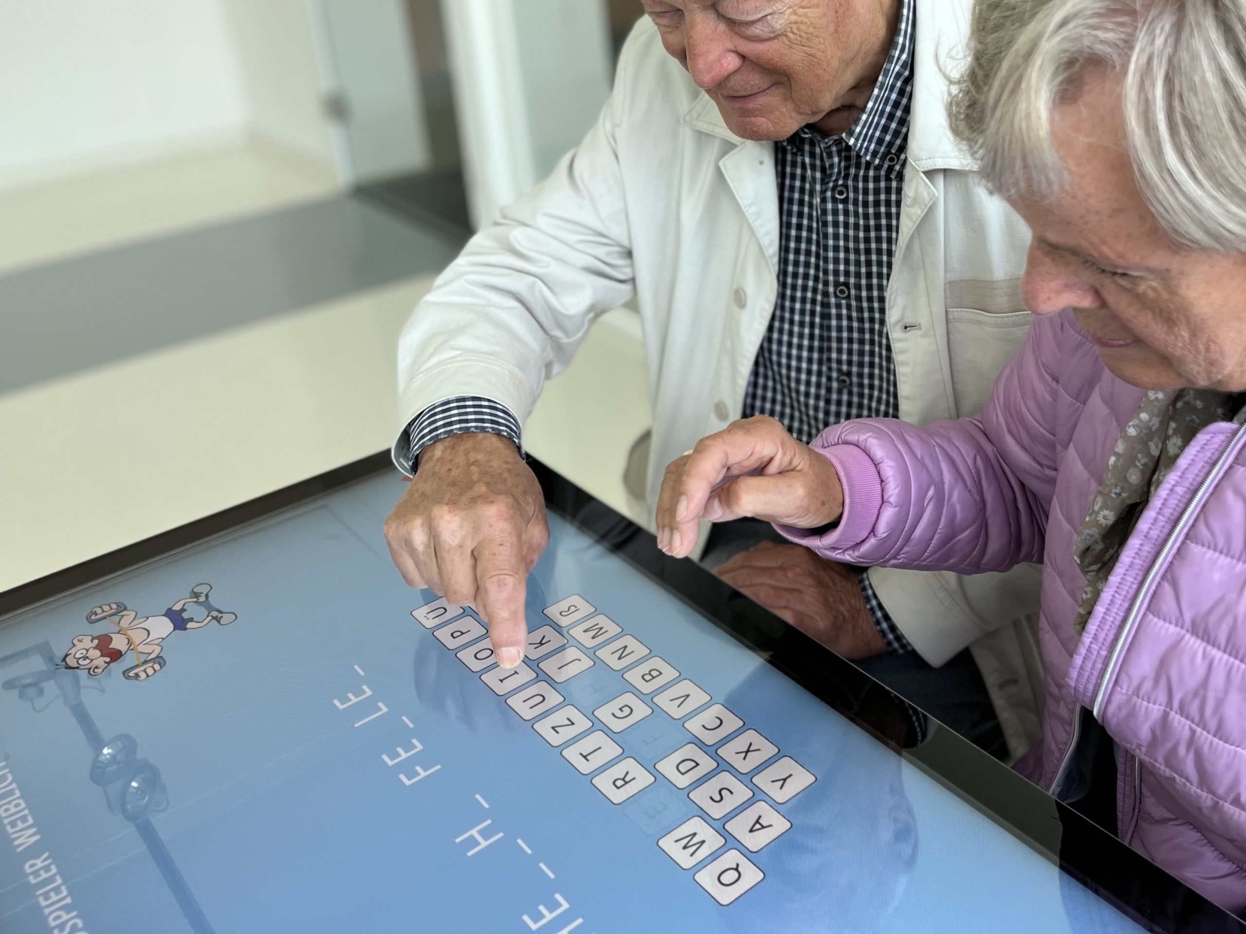 Senioren spielen am Computer