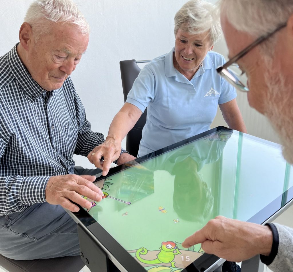 Spiele für Senioren als Treffpunkt im Heim