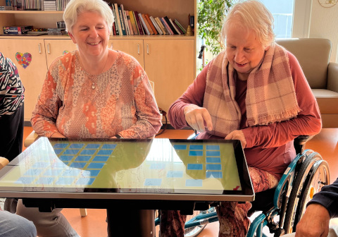Senioren spielen gemeinsam am Traba Aktivitätstisch
