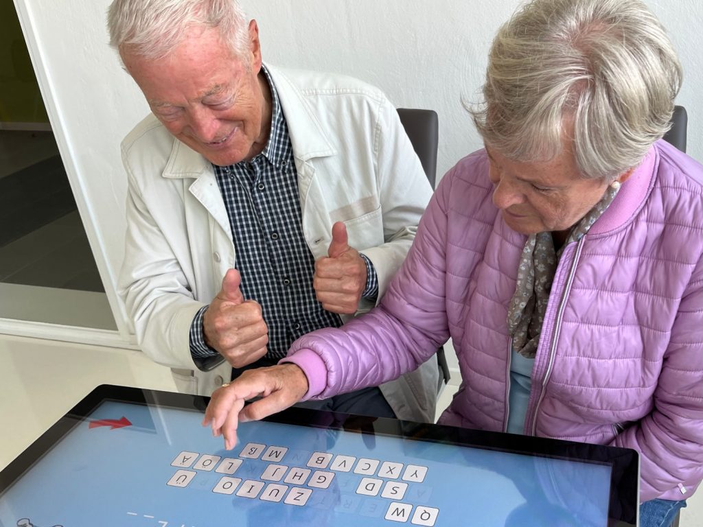 Traba der Computerspieltisch für Senioren